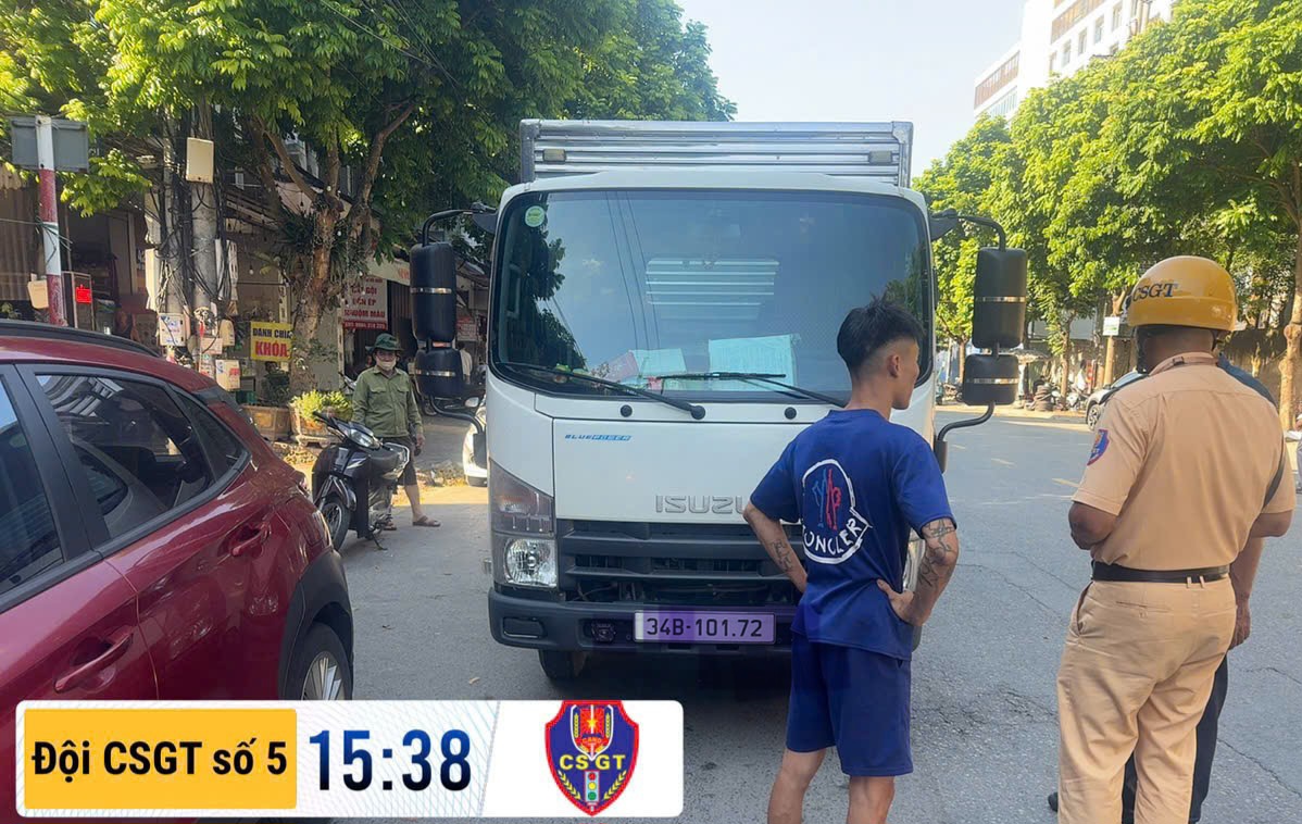 Đội Cảnh sát giao thông đường bộ số 5 phát hiện, xử lý một trường hợp điều khiển xe chở hàng không kinh doanh vận tải nhưng chở hàng có thu tiền